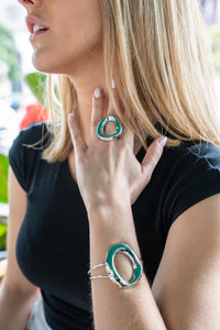 Anillo plateado grande con forma ovalada irregular, diseño abierto de inspiración orgánica y moderna