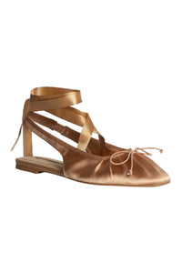 Bailarina de raso color bronce con lazada al tobillo, vista angular con acabado satinado elegante