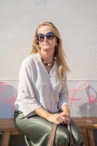 Blusa beige de escote en pico con manga tres cuartos, estilo relajado y femenino de AnnFou