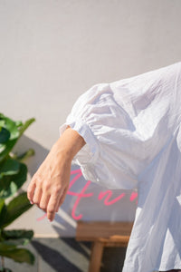 Detalle de la manga abullonada de la blusa blanca de algodón, diseño vaporoso y ligero AnnFou