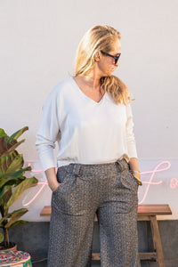 Mujer con blusa de raso blanca elegante de Ann Fou, ideal para looks sofisticados y atemporales.