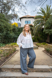 Blusa de algodón blanca con corte romántico y detalle de blonda en el pecho, estilo vaporoso