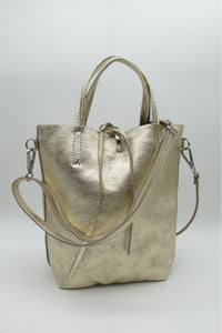 Bolso mini tote de piel en color dorado metalizado con asa larga desmontable y diseño estructurado brillante