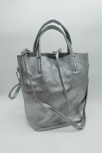 Bolso mini tote de piel plateada con acabado metalizado, asa larga desmontable y diseño elegante estructurado