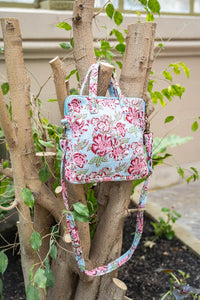 Vista trasera del bolso de tela acolchado en algodón 100% con estampado floral rosa y azul