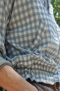 Detalle de tejido en bomber de cuadros vichy azul y blanco con bolsillo lateral y cintura fruncida