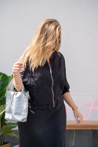 Bomber negra con cremallera y mangas decoradas con lentejuelas, estilo casual sofisticado