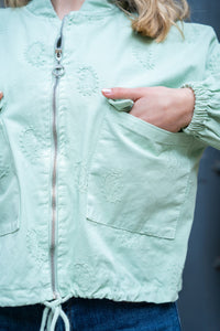 Bolsillo con solapa en chaqueta bomber verde agua, bordado paisley y puños elásticos
