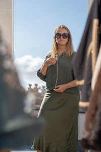 Bomber verde con mangas decoradas con lentejuelas combinada con falda midi, look urbano elegante de AnnFou