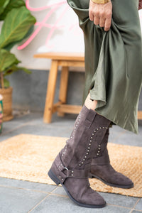 Detalle de bota biker de ante gris con tachuelas metálicas, hebilla y suela baja, diseño robusto y versátil de AnnFou