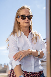Camisa blanca de algodón para mujer en plano medio, corte clásico con botones y mangas remangadas, estilo versátil AnnFou
