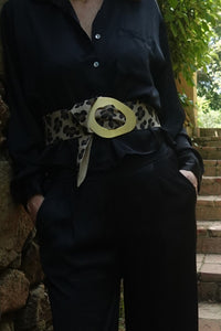 Camisa satinada negra con cuello clásico y bolsillo frontal, estilo elegante y versátil