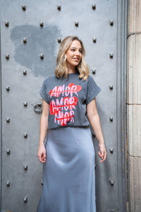 Camiseta de algodón gris con estampado de corazones rojos y palabra AMOR en rosa
