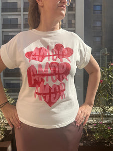 Camiseta blanca con diseño de corazones rojos y palabra amor, look urbano al sol con estilo relajado de AnnFou
