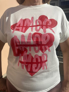 Camiseta blanca con estampado de corazones rojos y palabra amor, diseño gráfico urbano de AnnFou