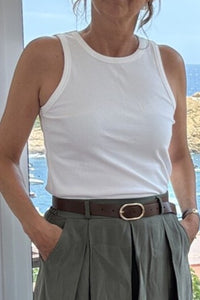 Camiseta blanca básica de algodón sin mangas, corte recto y cuello redondo, ideal para looks casuales de verano
