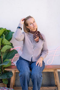 Cárdigan de alpaca topo con botones de nácar en look completo, combinada con vaqueros y pañuelo estampado al cuello AnnFou