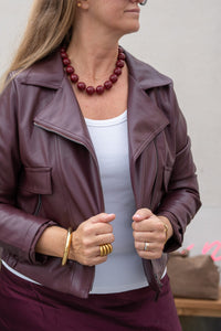 Cazadora burdeos efecto piel con cremallera, diseño estructurado y elegante, estilo atemporal de AnnFou