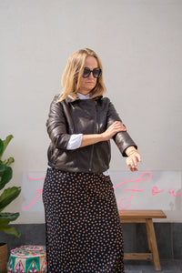 Cazadora marrón chocolate efecto piel con cremallera central, corte recto y estilo urbano combinada en look casual AnnFou