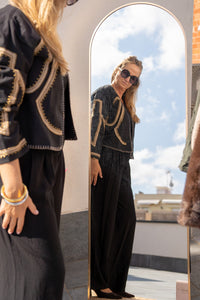 Chaqueta corta estilo bolero con bordado en contraste. Talla única cómoda. Un diseño boho chic que realza cualquier look con un aire elegante.