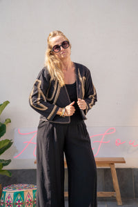 Chaqueta boho negra con bordados dorados, corte recto y estilo étnico elegante AnnFou