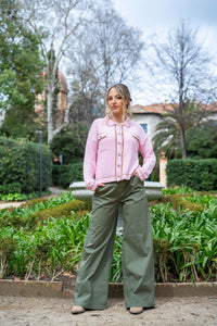 Chaqueta de punto rosa chicle con cuello polo y ribetes camel, estilo femenino y estructurado