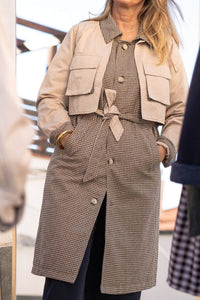 Chaqueta dos piezas con diseño pata de gallo en tonos marrón y beige, estilo otoñal elegante
