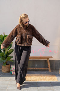 Chaqueta marrón de efecto pelo sintético, corte recto con bolsillos delanteros, estilo casual y cálido AnnFou