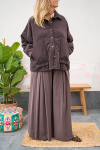 Chaqueta oversize de micropana marrón chocolate con bolsillos grandes y botones metálicos, estilo relajado de AnnFou