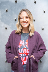 Chaqueta de entretiempo berenjena con lazo en cintura, algodón acolchado y diseño cómodo y casual