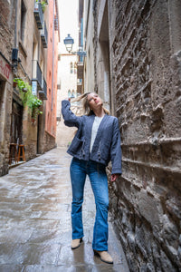 Chaqueta gris de algodón acolchado con lazo a la cintura, corte recto y manga larga

