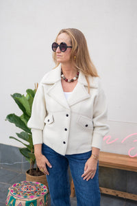 Chaqueta blanca de punto con corte sastre, solapas marcadas, botones frontales y bolsillos con solapa AnnFou