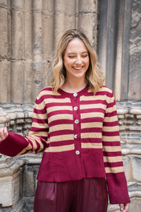 Chaqueta de punto rayada en burdeos y camel con botones nacarados, estilo recto y moderno de AnnFou

