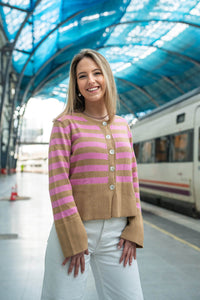 Chaqueta de punto rayada en rosa chicle y camel con botones nacarados, estilo recto de la marca AnnFou

