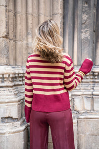 Vista trasera de chaqueta de punto rayada en granate y camel con cintura ajustada en canalé

