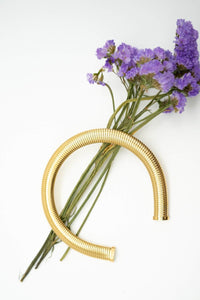 Choker dorado ancho con diseño rígido tipo serpiente, acabado metálico brillante