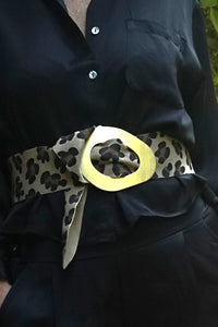 Cinturón ancho de piel con estampado leopardo y maxi hebilla dorada, pieza seleccionada por AnnFou