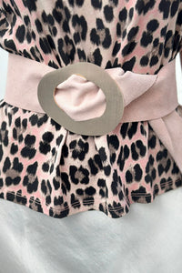 Cinturón ancho rosa palo con estampado leopardo y maxi hebilla metálica, pieza seleccionada por AnnFou