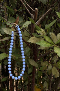 Collar de bolas azul pastel con cadena dorada de acero inoxidable, diseño sencillo y elegante

