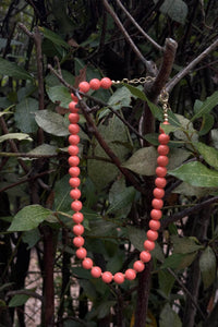 Collar de bolas en color coral con cadena dorada de acero inoxidable, estilo vibrante y femenino