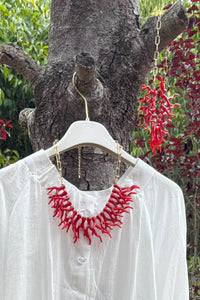 Collar de coral rojo con cadena dorada de acero inoxidable, diseño llamativo y veraniego


