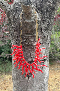 Collar de coral rojo con cadena dorada de acero inoxidable, diseño llamativo y veraniego