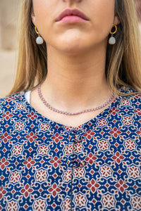 Collar corto de cristal en tono rosa empolvado con cuentas facetadas, diseño delicado y femenino de AnnFou