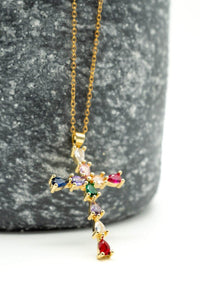 Collar dorado con colgante de cruz formado por circonitas de colores en talla brillante

