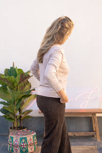 Vista posterior de los tejanos animal print para mujer en tonos marrones, corte recto y tejido fluido
