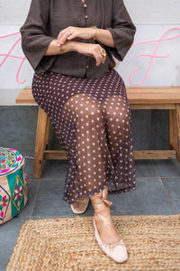 Falda de tul marrón con lunares beige, vista sentada que muestra la caída fluida del tejido