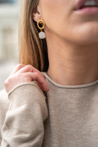 Detalle del cuello con lurex en jersey beige claro, tejido suave y acabado pulido