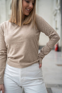 Jersey beige de punto fino con cuello lurex y puños ajustados, estilo básico atemporal