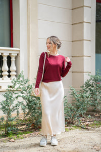 Jersey burdeos con cuello lurex combinado con falda satinada marfil, look casual chic