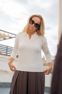 Detalle frontal de jersey blanco de punto fino con cuello polo y escote pico, ajuste suave y femenino de AnnFou